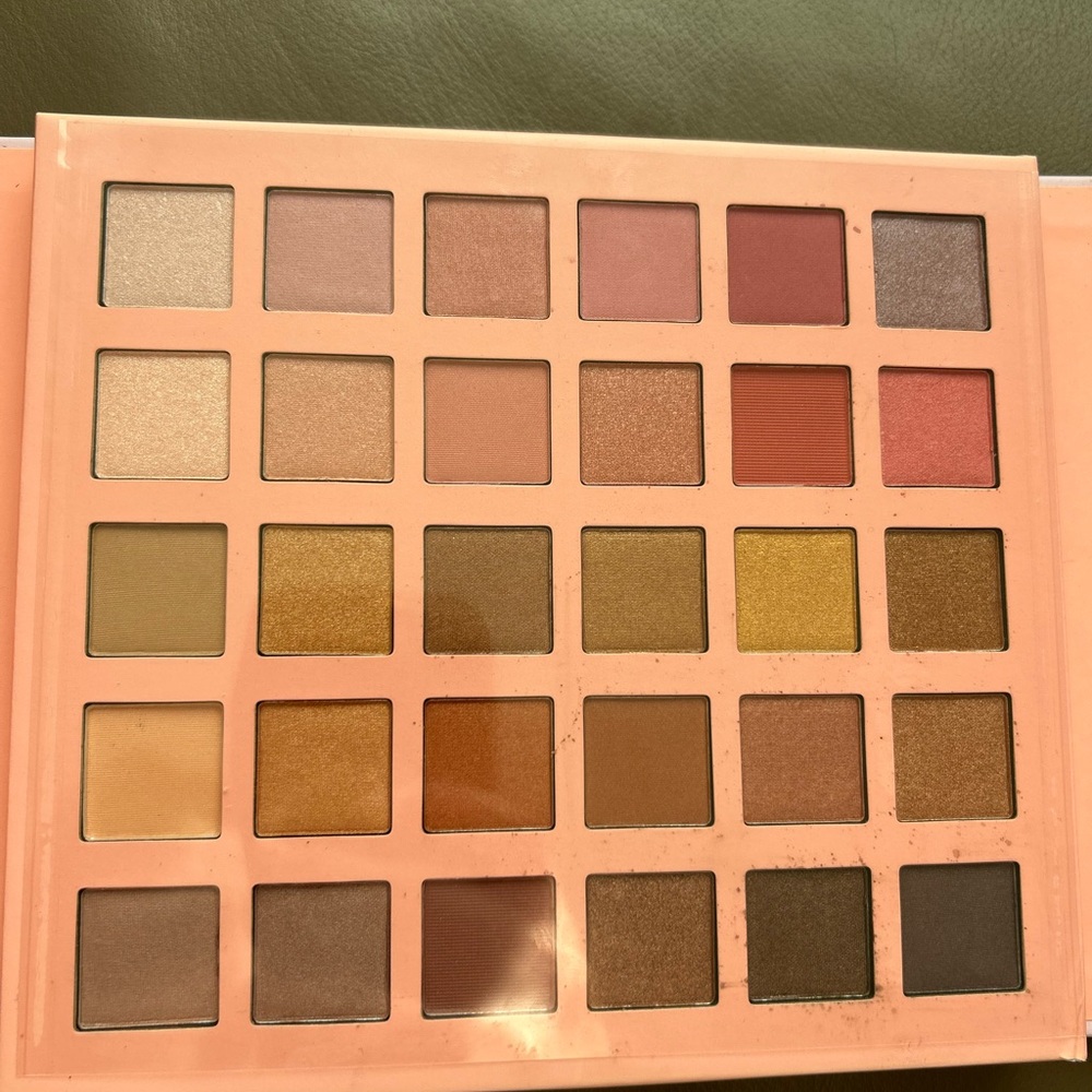 Icing Eyeshadow Palette - Pink, Brown, and Gold Shades 💛🩷🤎 - Picture 12 of 13
